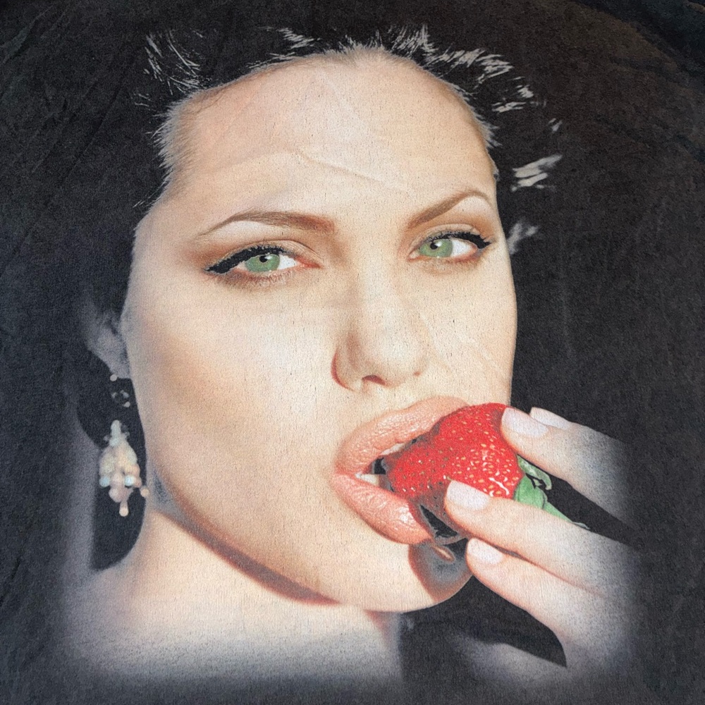 Graphic Angelina Jolie eating a Strawberry T-Shirt (RARE) - Picture 2 of 4